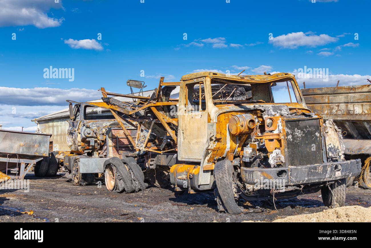 Grande camion distrutto da un incendio alla Wells Farm di Northville Foto Stock