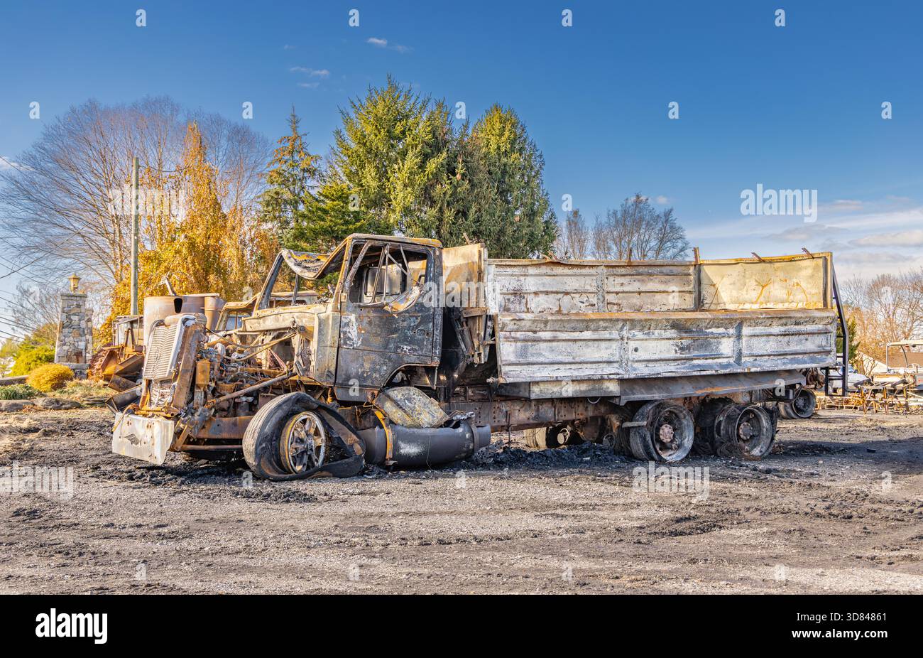 Grande camion distrutto da un incendio alla Wells Farm di Northville Foto Stock