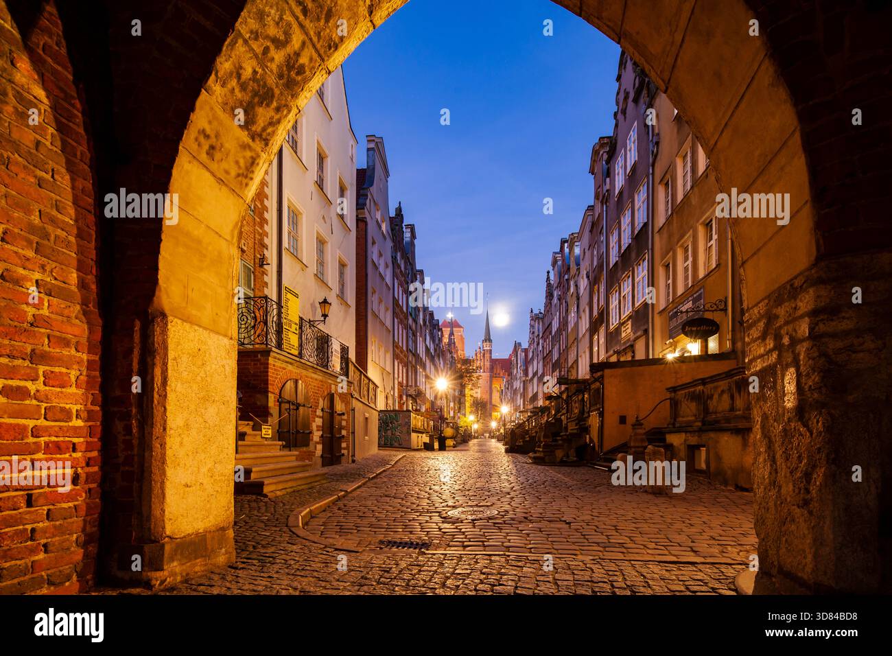 Alba alla porta di Mariacka nella città vecchia di Danzica, in Polonia. Foto Stock