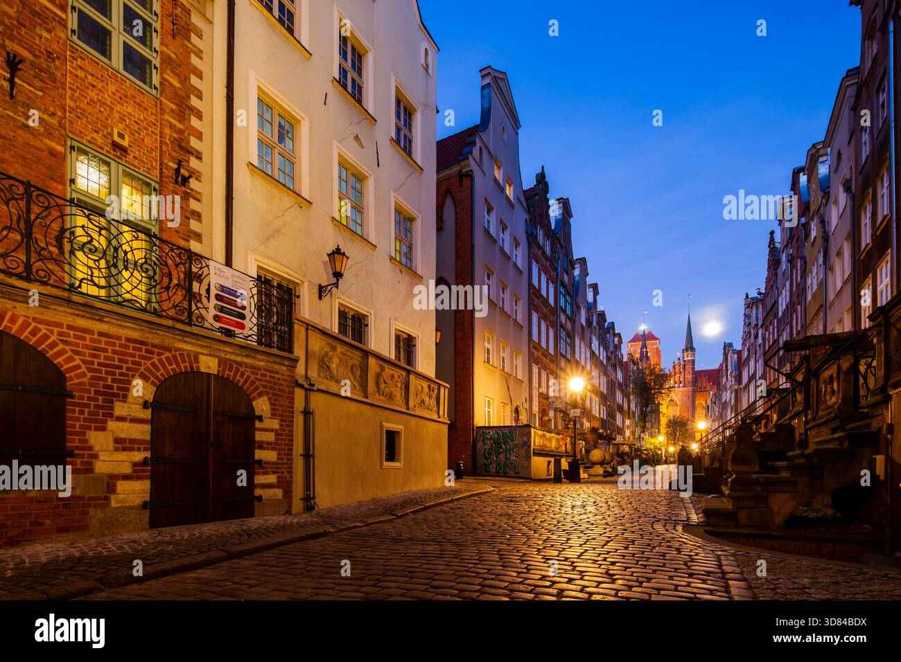 Alba in via Mariacka nel centro storico di Danzica, Pomorskie, Polonia. Foto Stock