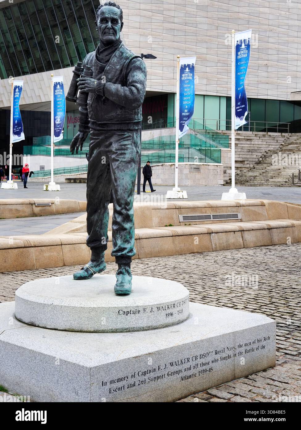 Statua del capitano Frederic John Walker comandante navale durante la seconda guerra mondiale nella Battaglia dell'Atlantico a Pier Head Liverpool Merseyside Inghilterra Foto Stock