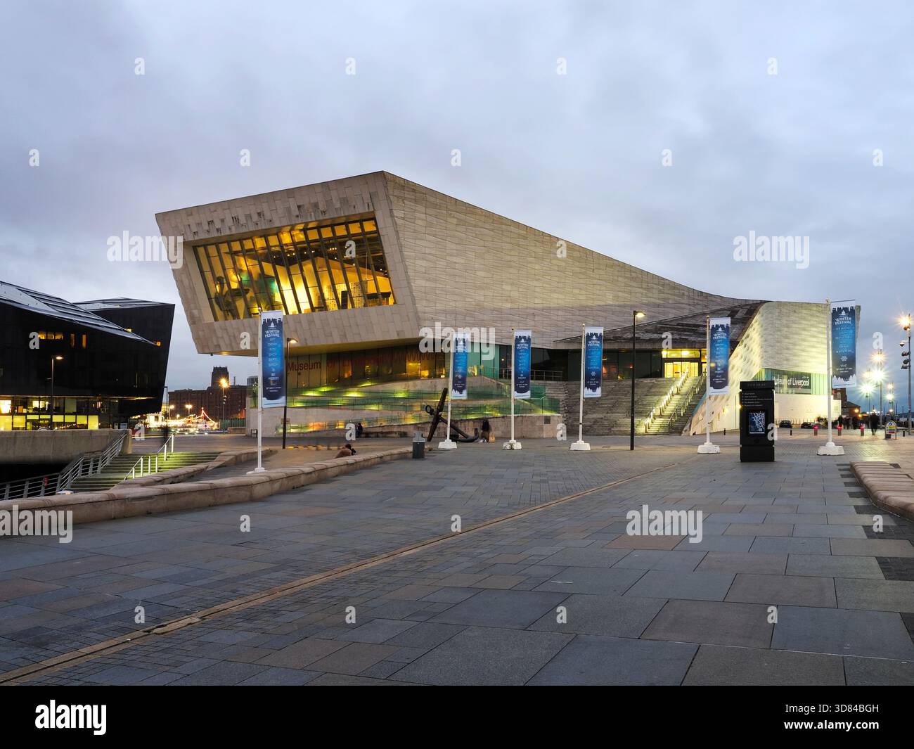 L'edificio del Museo di Liverpool al crepuscolo al Pier Head a Liverpool Merseyside, Inghilterra Foto Stock
