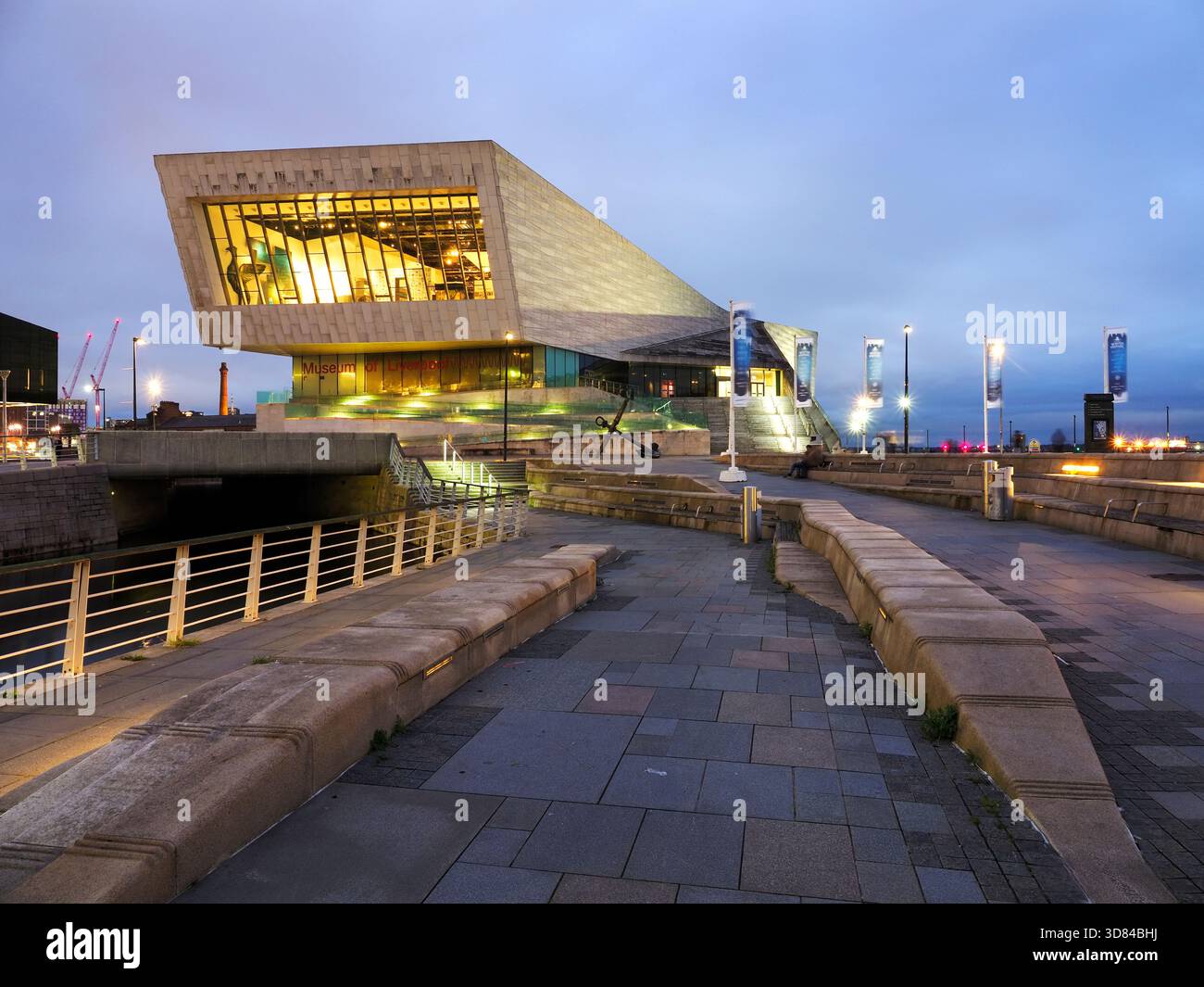 L'edificio del Museo di Liverpool al crepuscolo al Pier Head a Liverpool Merseyside, Inghilterra Foto Stock