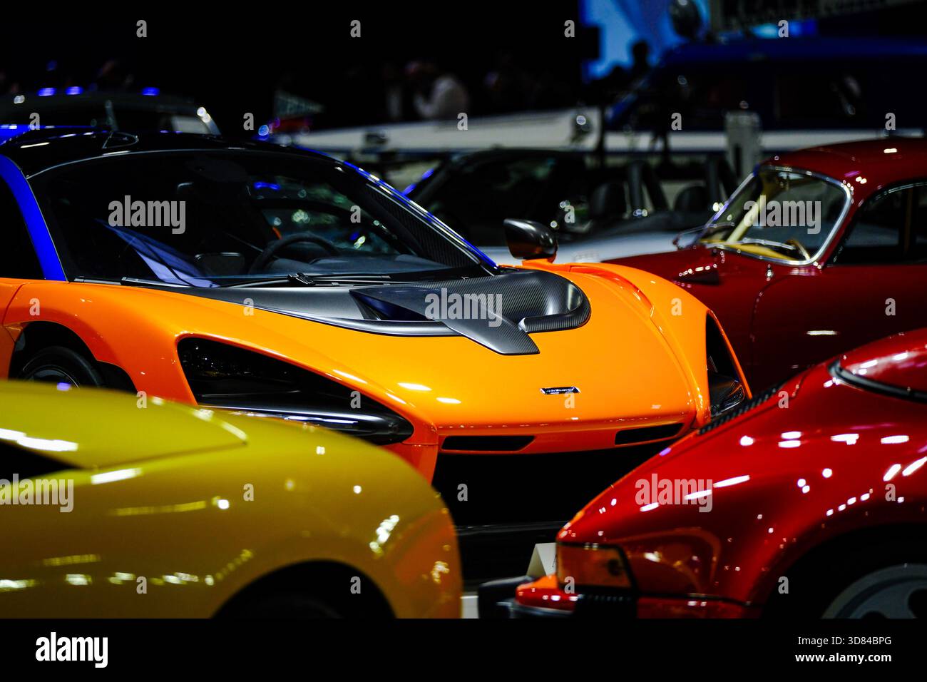 La moderna Hypercar incontra i classici: McLaren Senna tra le auto d'epoca Foto Stock