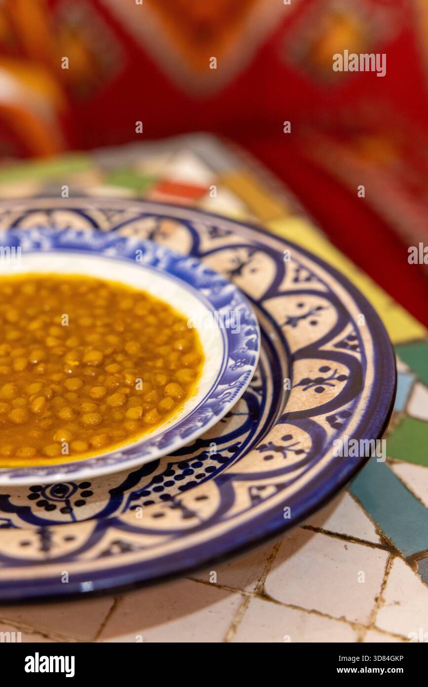 Marocco, Rabat, sito patrimonio dell'umanità dell'UNESCO, medina, lenticchie in un ristorante Foto Stock