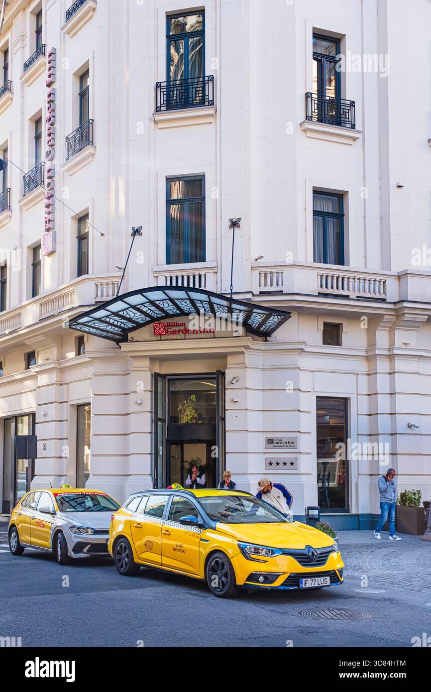Romania, Bucarest, città Vecchia, quartiere Lipscani, taxi di fronte all'Hilton Garden Inn Bucharest Old Town Foto Stock