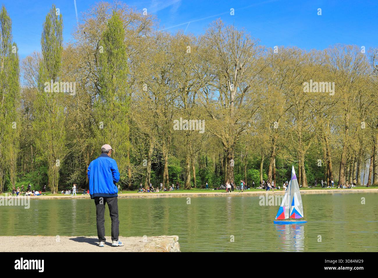 Francia, Hauts de Seine, Sceaux, Parc de Sceaux, il Canal grande, barca con telecomando Foto Stock