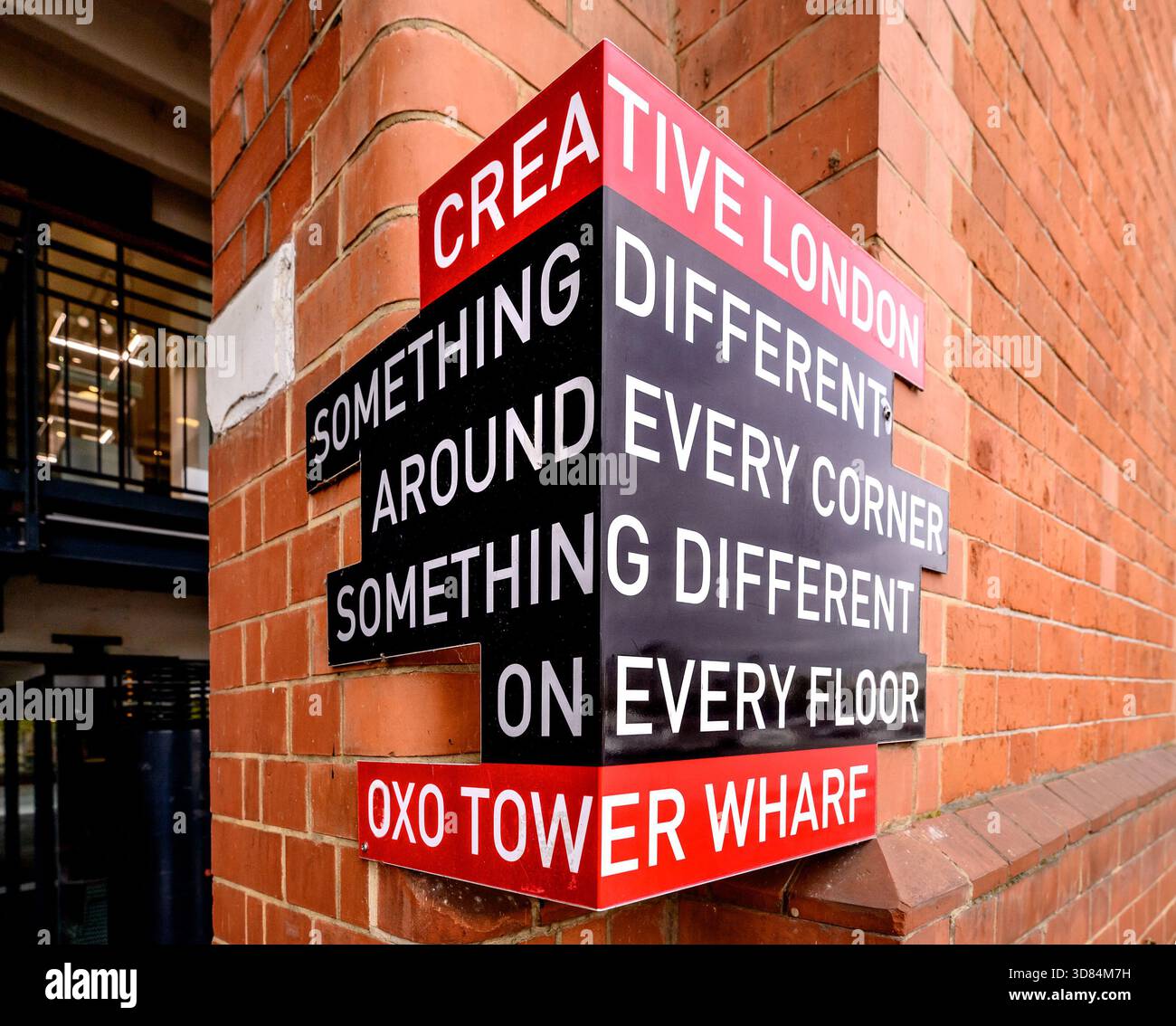 Londra, Regno Unito. Cartello alla base della OXO Tower sulla South Bank Foto Stock