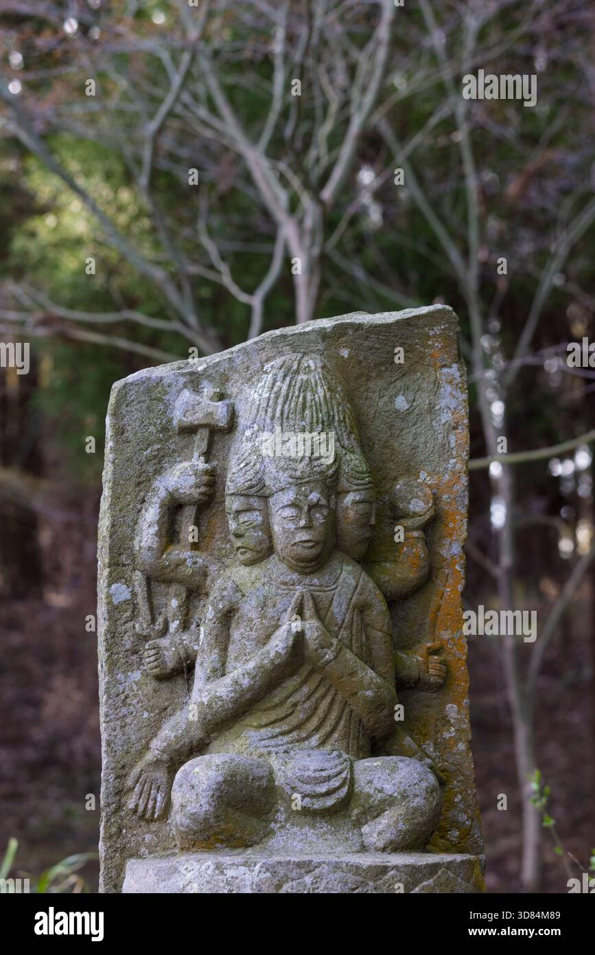 Piccola placca scultorea di Buddha con la figura di Murti con diversi volti e braccia che simboleggiano diversi poteri nel Tempio Saigandenji nel piccolo vi Foto Stock