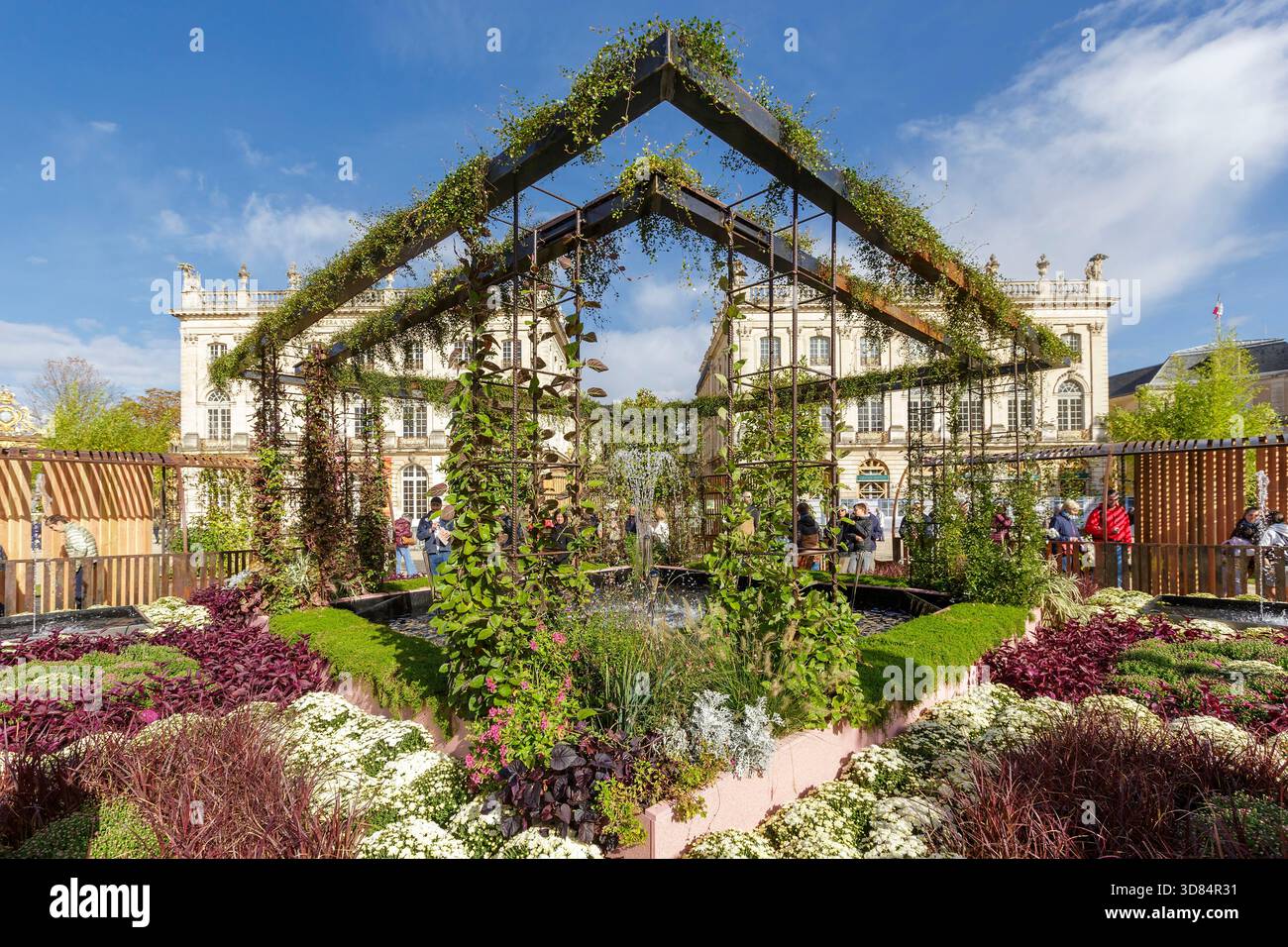 Francia, Meurthe et Moselle, Nancy, piazza Stanislas (ex piazza reale) dichiarata Patrimonio dell'Umanità dall'UNESCO, costruita sotto Stanislas Leszczynski, re di Polonia e ultimo duca di Lorena nel XVIII secolo, durante l'evento Jardin Ephemere del 2025, che celebra il 100° anniversario dell'inizio dell'Art Deco, basato sul tema de graines d'art deco (dai semi di stile Art Deco, sulla piazza dell'Hotel Resline, sulla facciata dell'hotel. del Teatro dell'Opera sulla sinistra, cornice con piante fatte per ricordare il Musee Aquarium de Nancy (museo e acquario di Nancy) Foto Stock
