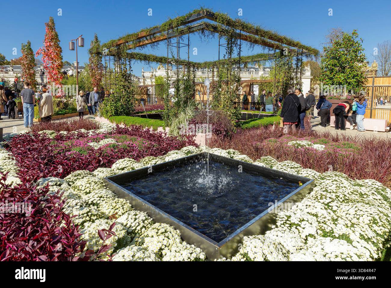 Francia, Meurthe et Moselle, Nancy, piazza Stanislas (ex piazza reale) dichiarata Patrimonio dell'Umanità dall'UNESCO, costruita sotto Stanislas Leszczynski, re di Polonia e ultimo duca di Lorena nel XVIII secolo, durante l'evento Jardin Ephemere del 2025, che celebra il 100° anniversario dell'inizio dell'Art Deco basato sul tema de graines d'art deco (ricorda dai semi di stile Art Deco, con la cornice dell'Acquario di Nancy de Muslas de la piazza Muslas (museo e acquario di Nancy) Foto Stock