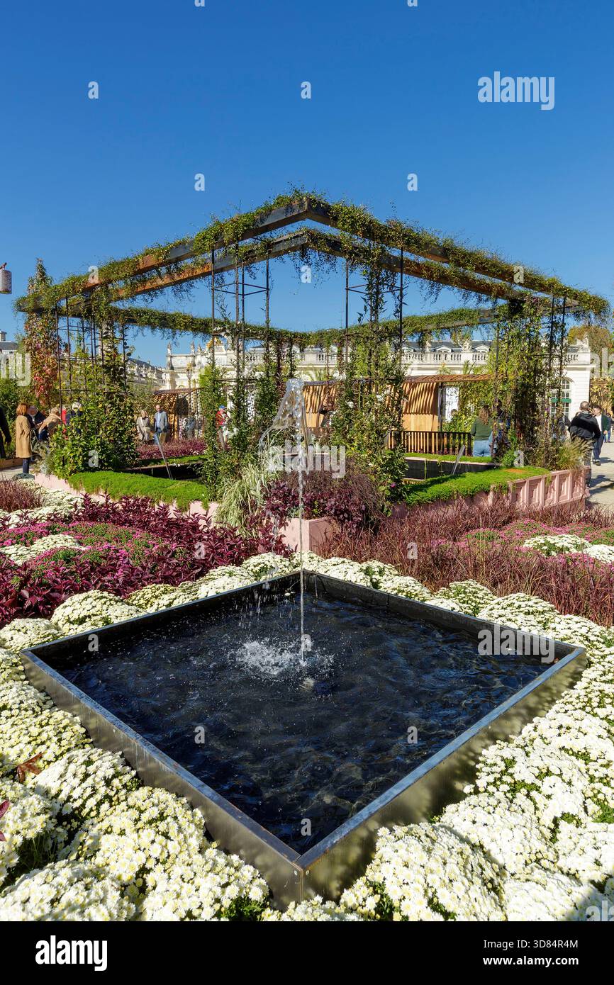 Francia, Meurthe et Moselle, Nancy, piazza Stanislas (ex piazza reale) dichiarata Patrimonio dell'Umanità dall'UNESCO, costruita sotto Stanislas Leszczynski, re di Polonia e ultimo duca di Lorena nel XVIII secolo, durante l'evento Jardin Ephemere del 2025, che celebra il 100° anniversario dell'inizio dell'Art Deco basato sul tema de graines d'art deco (ricorda dai semi di stile Art Deco, con la cornice dell'Acquario di Nancy de Muslas de la piazza Muslas (museo e acquario di Nancy) Foto Stock