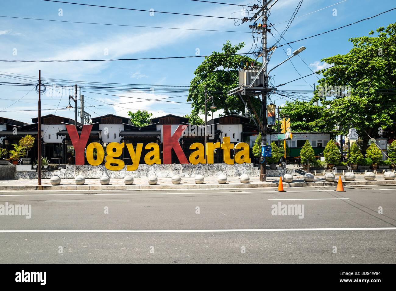 Yogyakarta, Indonesia - 03.15.2024: Monumento della città di Yogyakarta presso la stazione ferroviaria di Yogyakarta. Yogyakarta è la capitale del Sultanato di Yogyakarta. Foto Stock