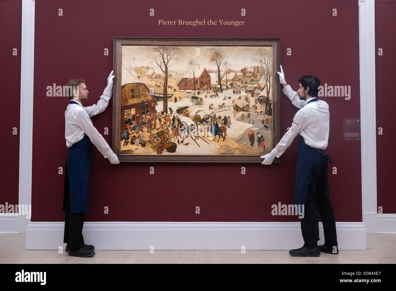 Londra, Inghilterra, Regno Unito. 28 novembre 2025. I membri dello staff di Sotheby si trovano accanto al censimento di Pieter Brueghel il giovane a Betlemme, stimato in 3.000.000-5.000.000 GBP, durante un'anteprima al Sothebys di Londra il 28 novembre 2025. Il dipinto sarà offerto nei vecchi Maestri e dipinti del XIX secolo in vendita il 3 dicembre. (Credit Image: © Thomas Krych/ZUMA Press Wire) SOLO PER USO EDITORIALE! Non per USO commerciale! Foto Stock