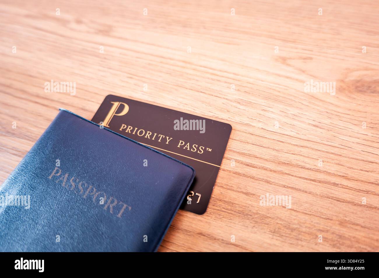 Istanbul, Turchia - 11.27.2025: Carta Priority Pass per l'accesso alla lounge aeroportuale VIP. Priority Pass offre ai soci l'accesso alle lounge dell'aeroporto. Foto Stock