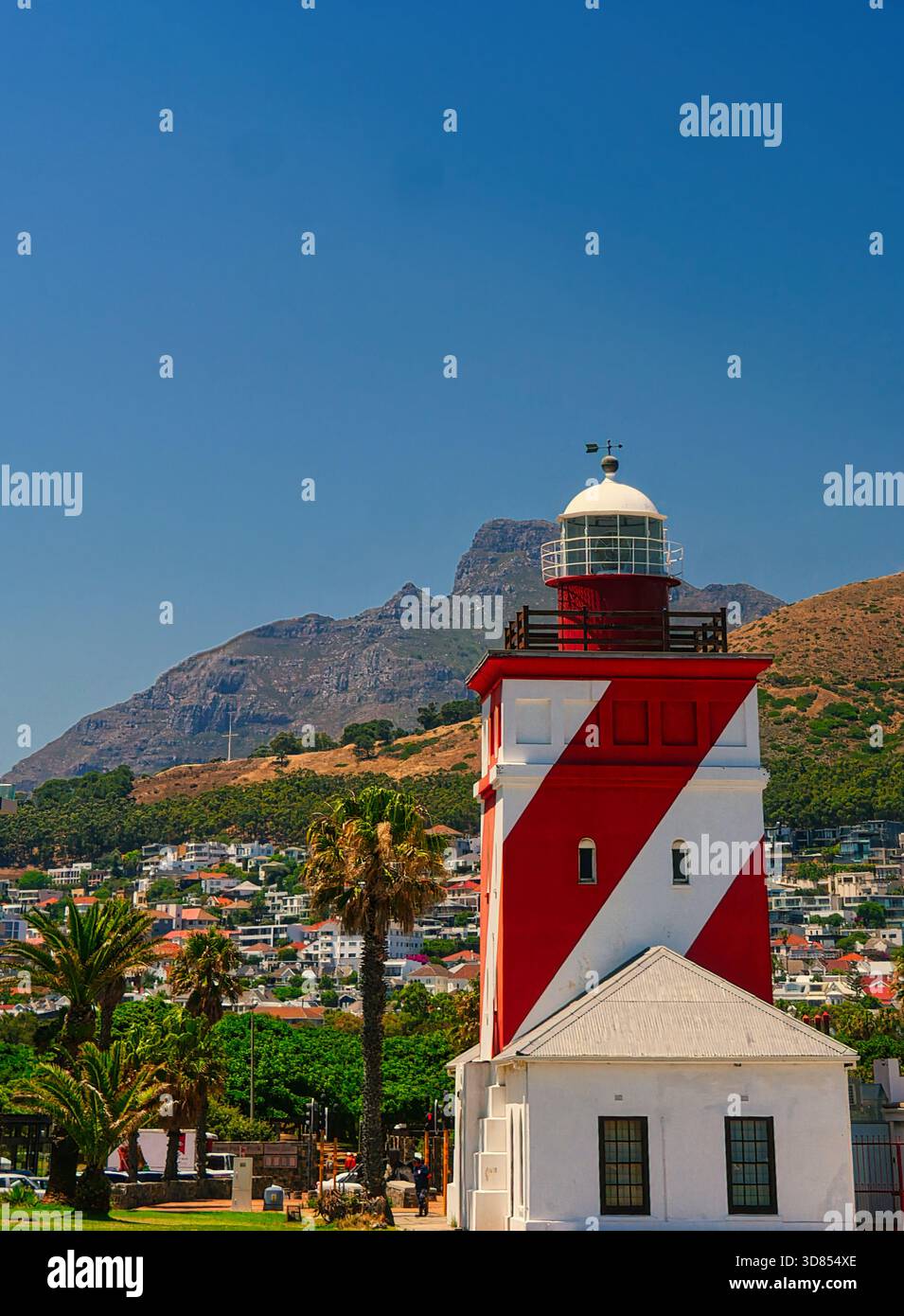 Faro di Mouille Point con Lion's Head e Table Mountain, città del Capo, Sud Africa Foto Stock