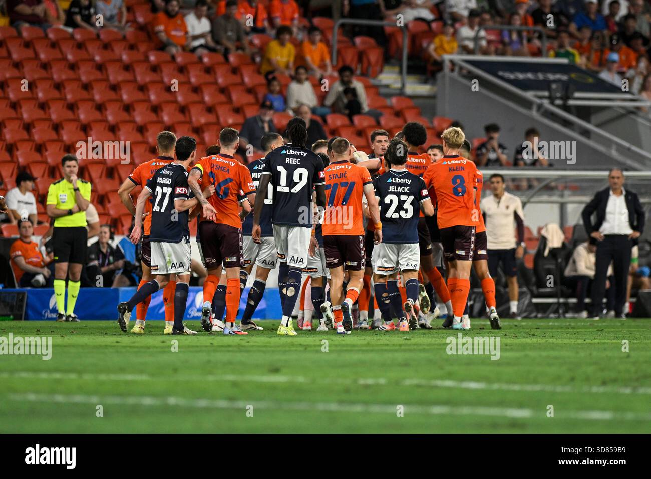 28 novembre 2025; Suncorp Stadium, Brisbane, Queensland, Australia: A League Football, Brisbane Roar contro Melbourne Victory; un alterco tra giocatori Foto Stock