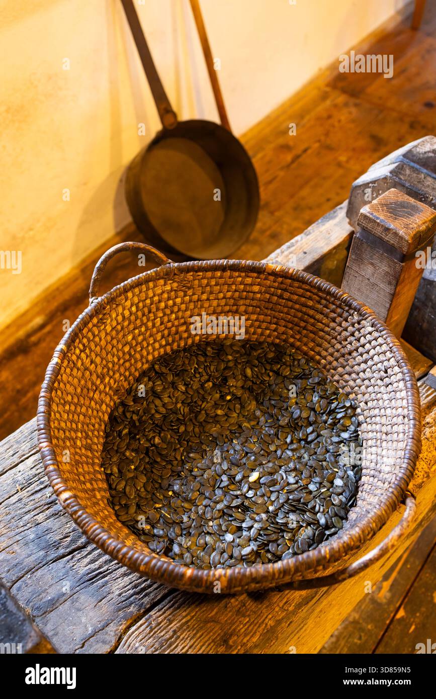 Cesto pieno di Steirische Kurbiskerne su una superficie di legno a Heimschuh, Austria Foto Stock