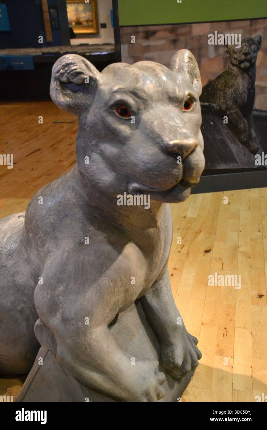 Statua degli animali, Museo di Cardiff, Old Library Building, Cardiff City Centre, Galles del Sud, Regno Unito Foto Stock