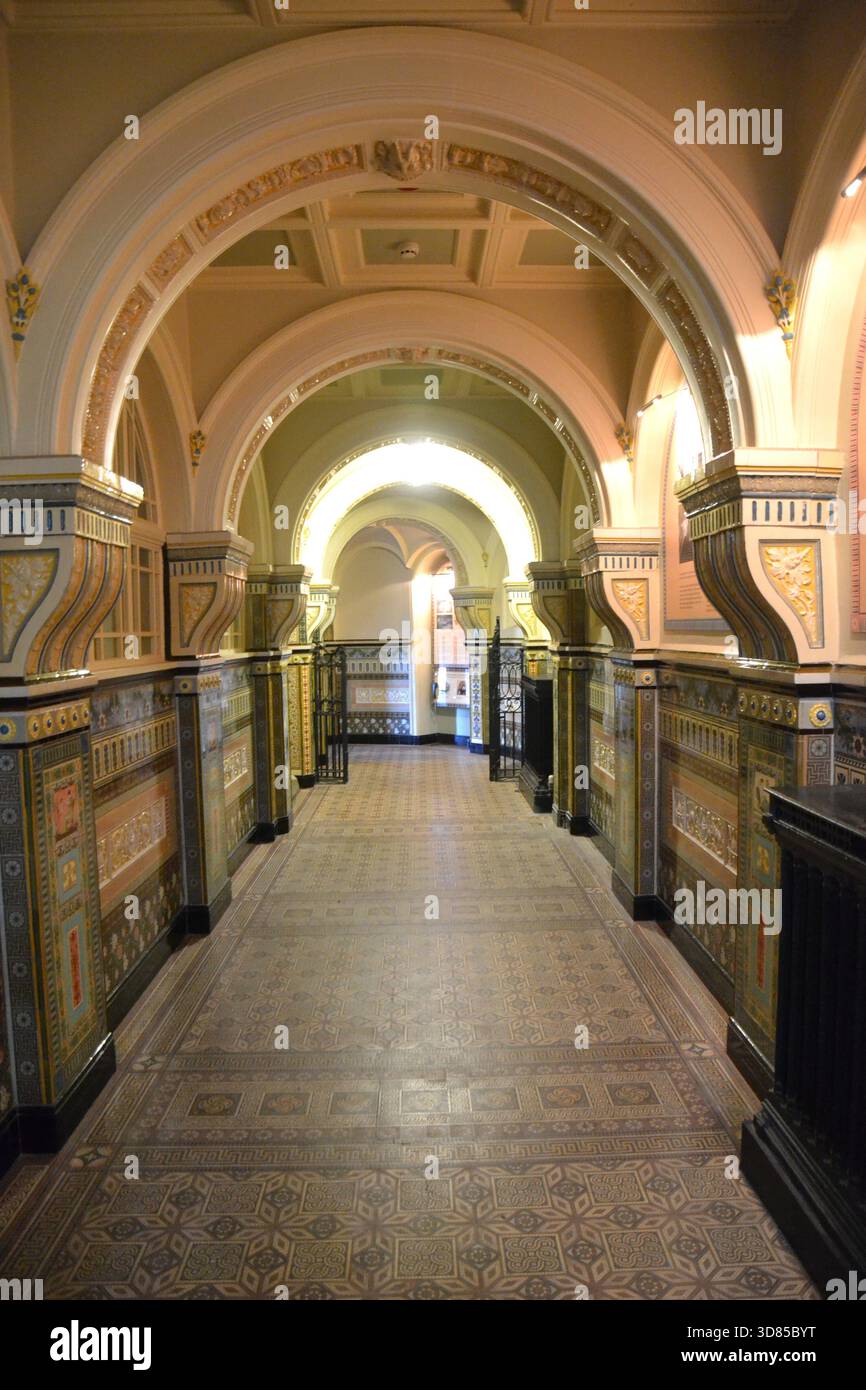 Corridoio piastrellato presso il Museo di Cardiff, tutto su Cardiff, Old Library Building, Cardiff City Centre, Galles del Sud, REGNO UNITO Foto Stock