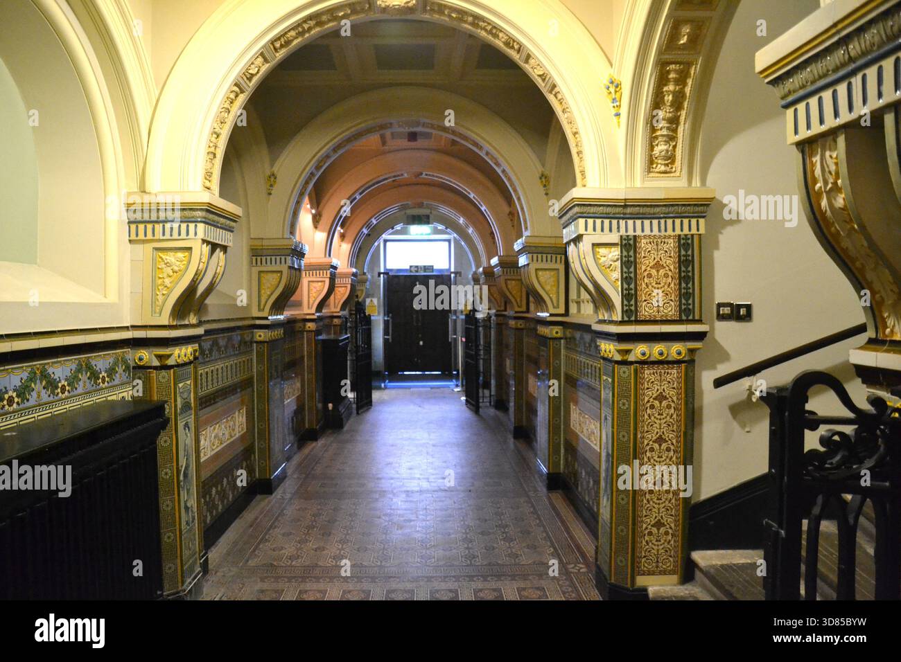 Corridoio piastrellato presso il Museo di Cardiff, tutto su Cardiff, Old Library Building, Cardiff City Centre, Galles del Sud, REGNO UNITO Foto Stock