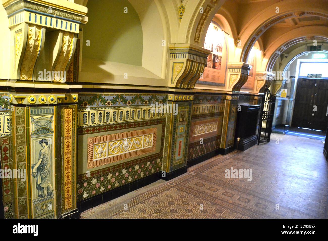 Corridoio piastrellato presso il Museo di Cardiff, tutto su Cardiff, Old Library Building, Cardiff City Centre, Galles del Sud, REGNO UNITO Foto Stock