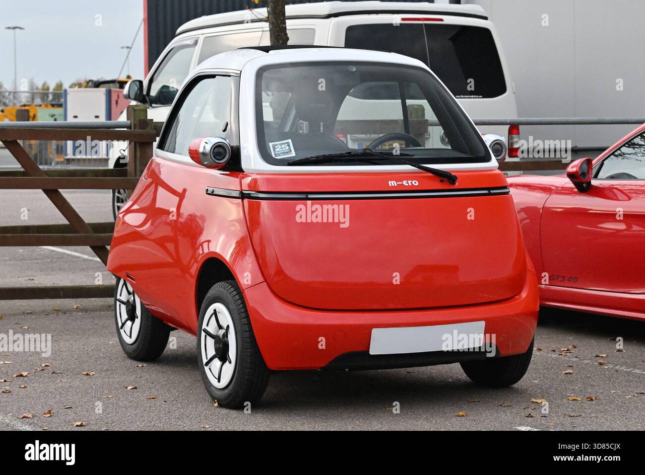 Microlino M-ero, una micro auto completamente elettrica a quattro ruote che ricorda le Bubble car degli anni '60 Progettato in Svizzera e costruito in stile italiano Foto Stock