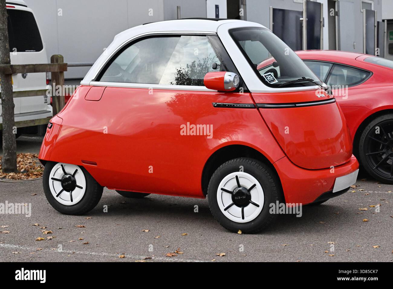 Microlino M-ero, una micro auto completamente elettrica a quattro ruote che ricorda le Bubble car degli anni '60 Progettato in Svizzera e costruito in stile italiano Foto Stock