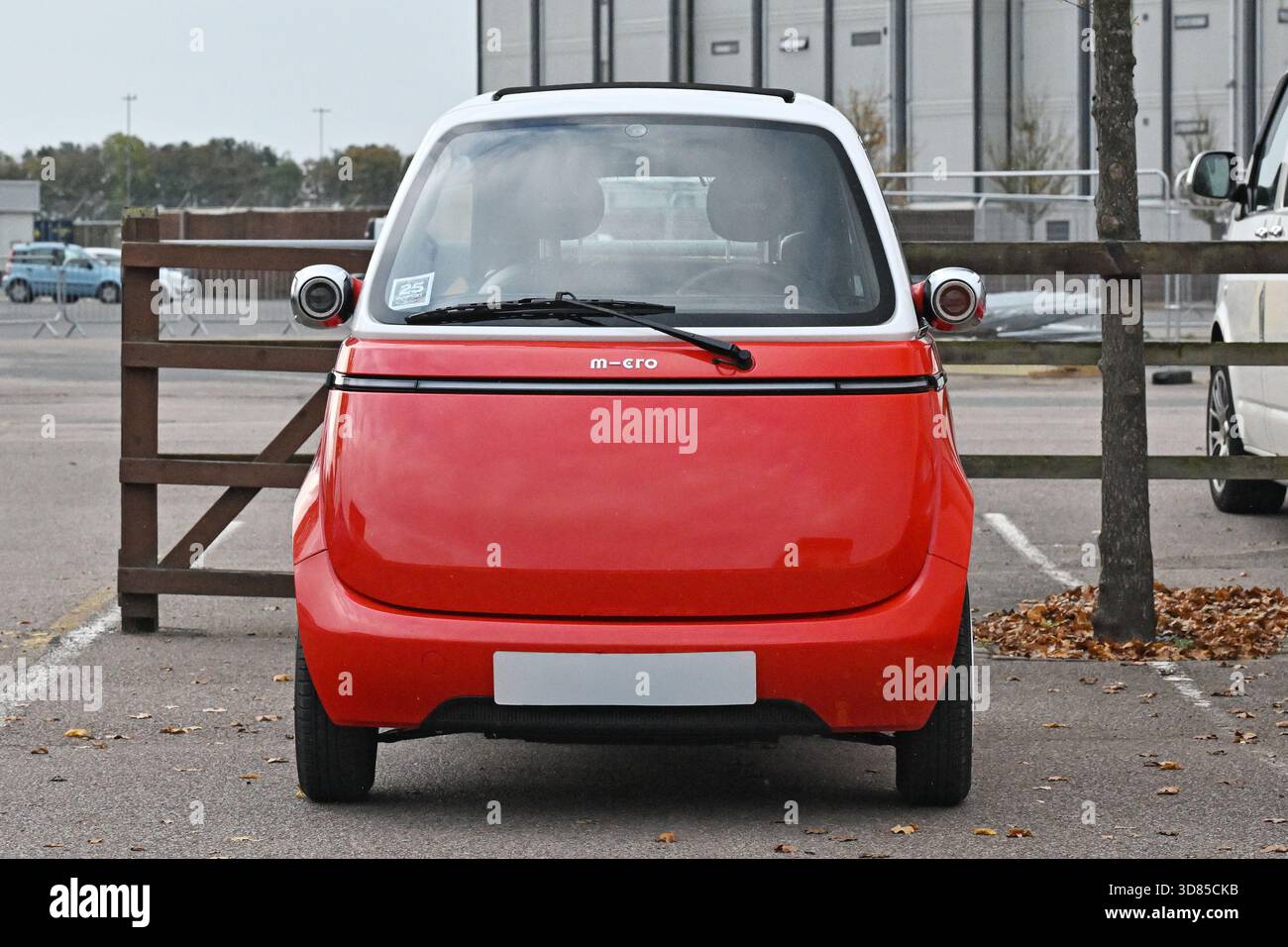 Microlino M-ero, una micro auto completamente elettrica a quattro ruote che ricorda le Bubble car degli anni '60 Progettato in Svizzera e costruito in stile italiano Foto Stock