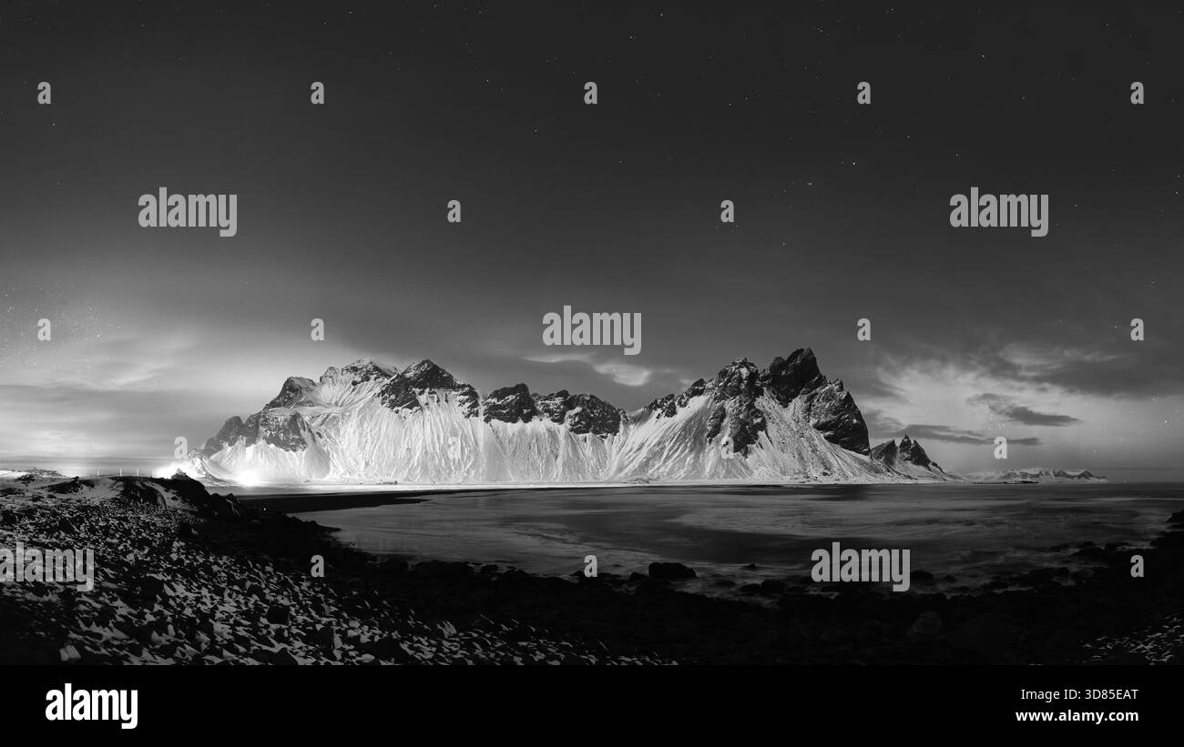 Monte Vestrahorn in Islanda di notte Foto Stock