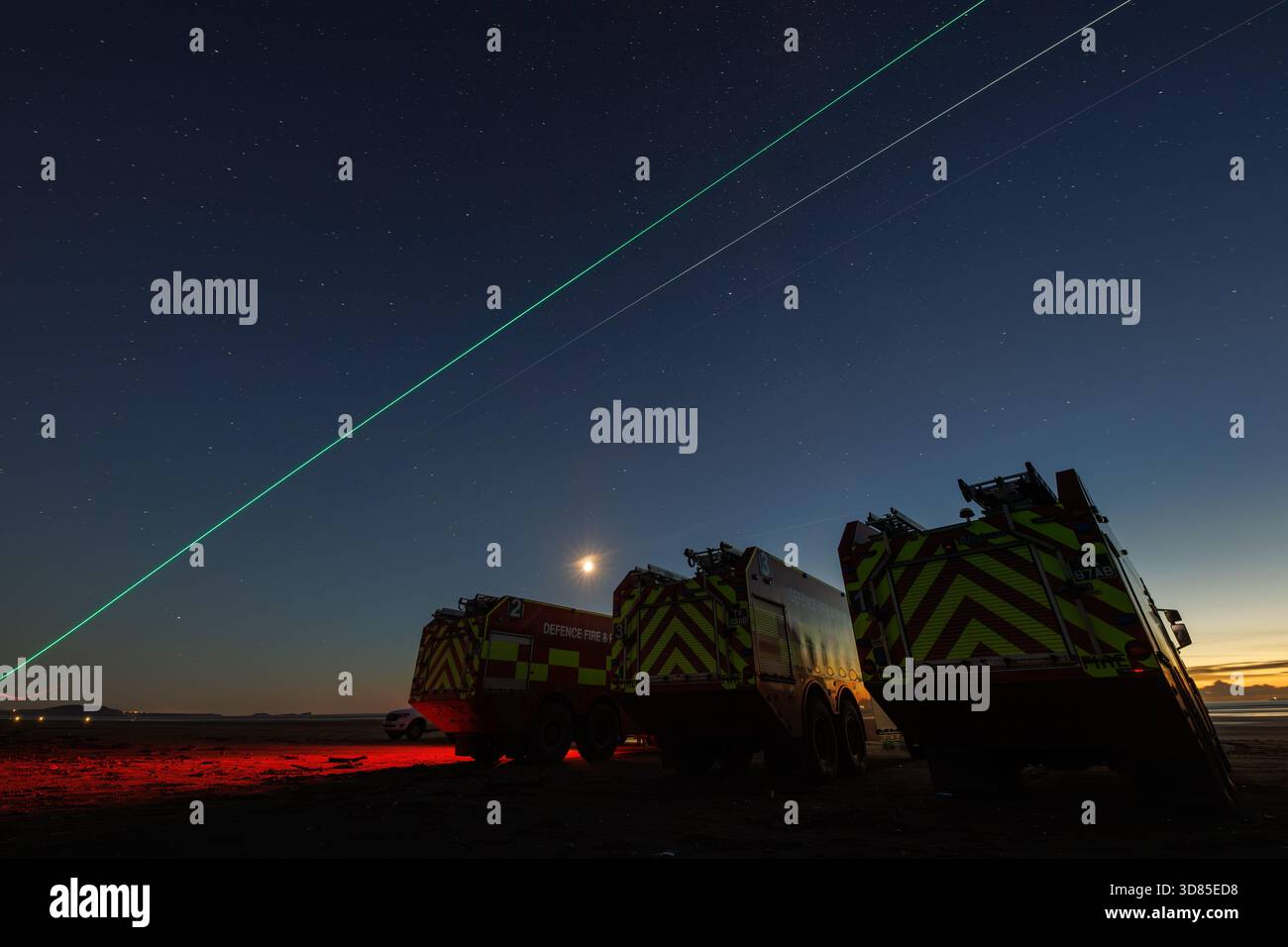Atterra in spiaggia dopo il tramonto su Pembrey Sands, A400M Atlas Foto Stock