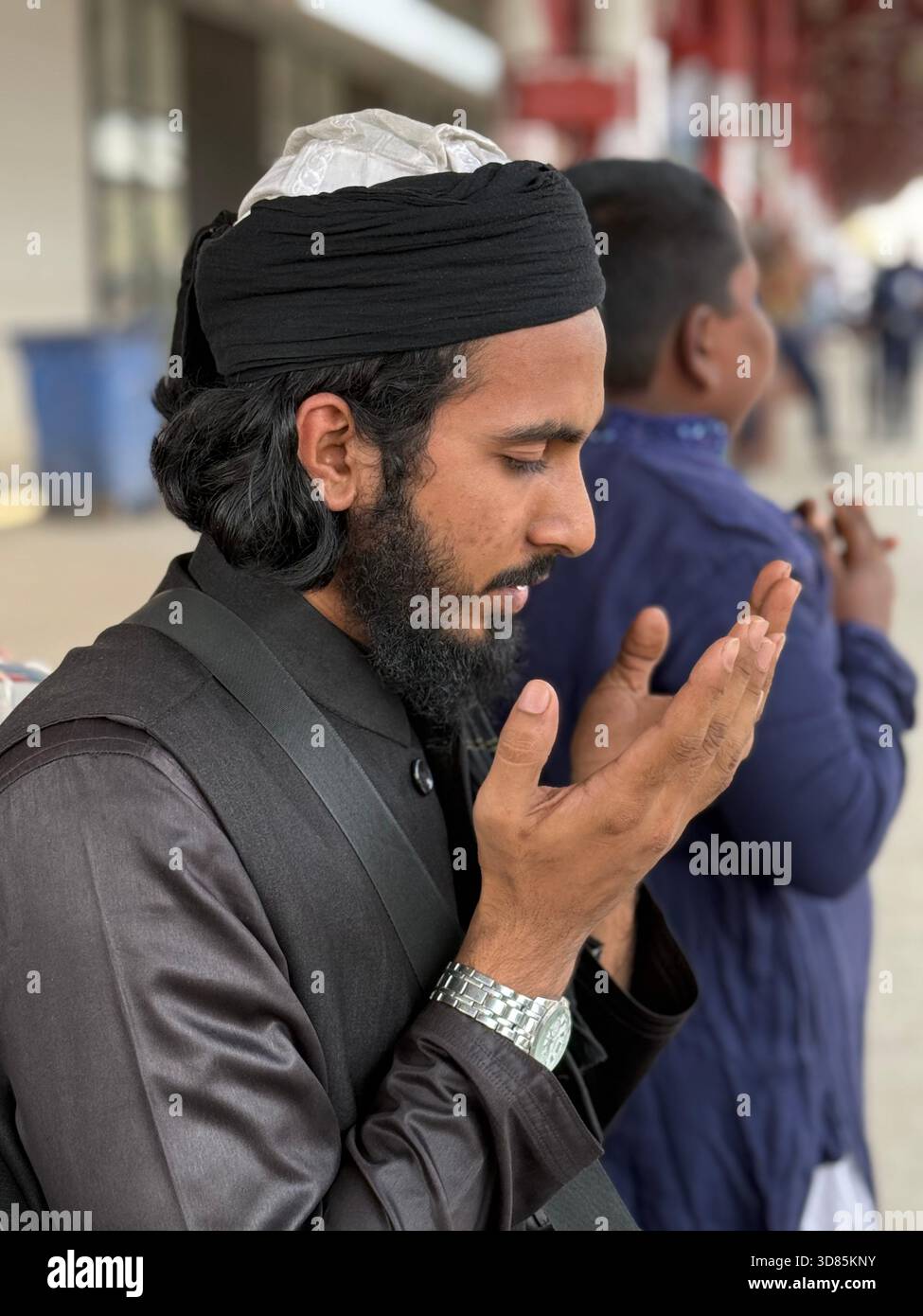 Uomo che prega, Dacca Bangladesh - Immagine stock catturata con smartphone