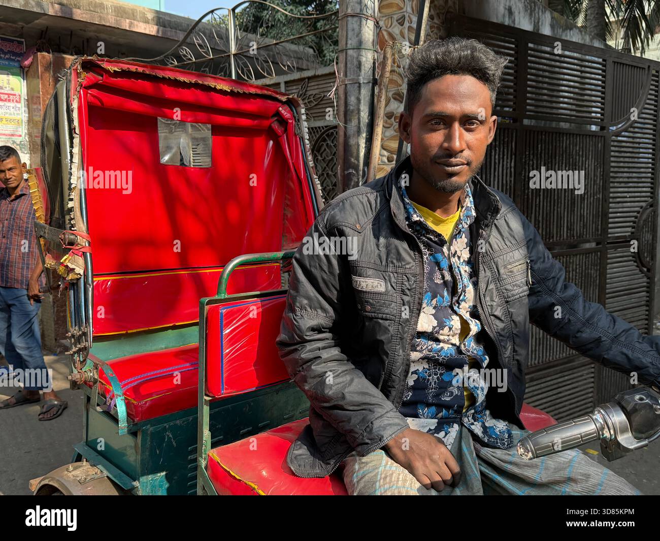 Autista di tuk tuk, Chittagong, Bangladesh Foto Stock