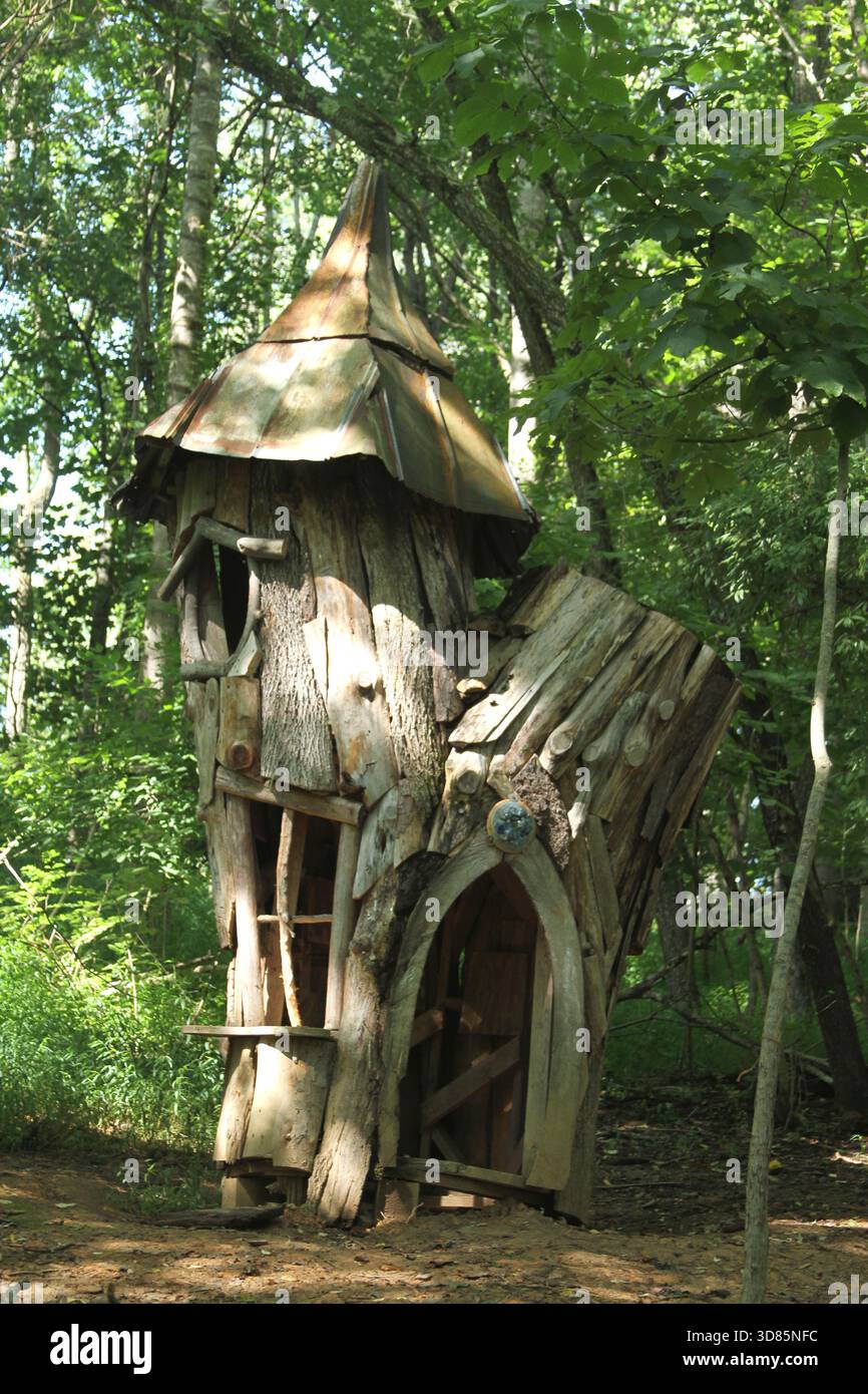Scultura fantasy realizzata con materiali naturali di scarto che decorano il Boxerwood Nature Center di Lexington, VA, USA. Fata / troll casa. Foto Stock