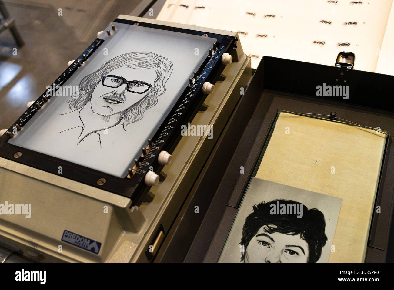 Identikit con trasparenze intercambiabili dei tratti facciali per la creazione di ritratti compositi per l'identificazione da parte della polizia, esposizione museale Foto Stock