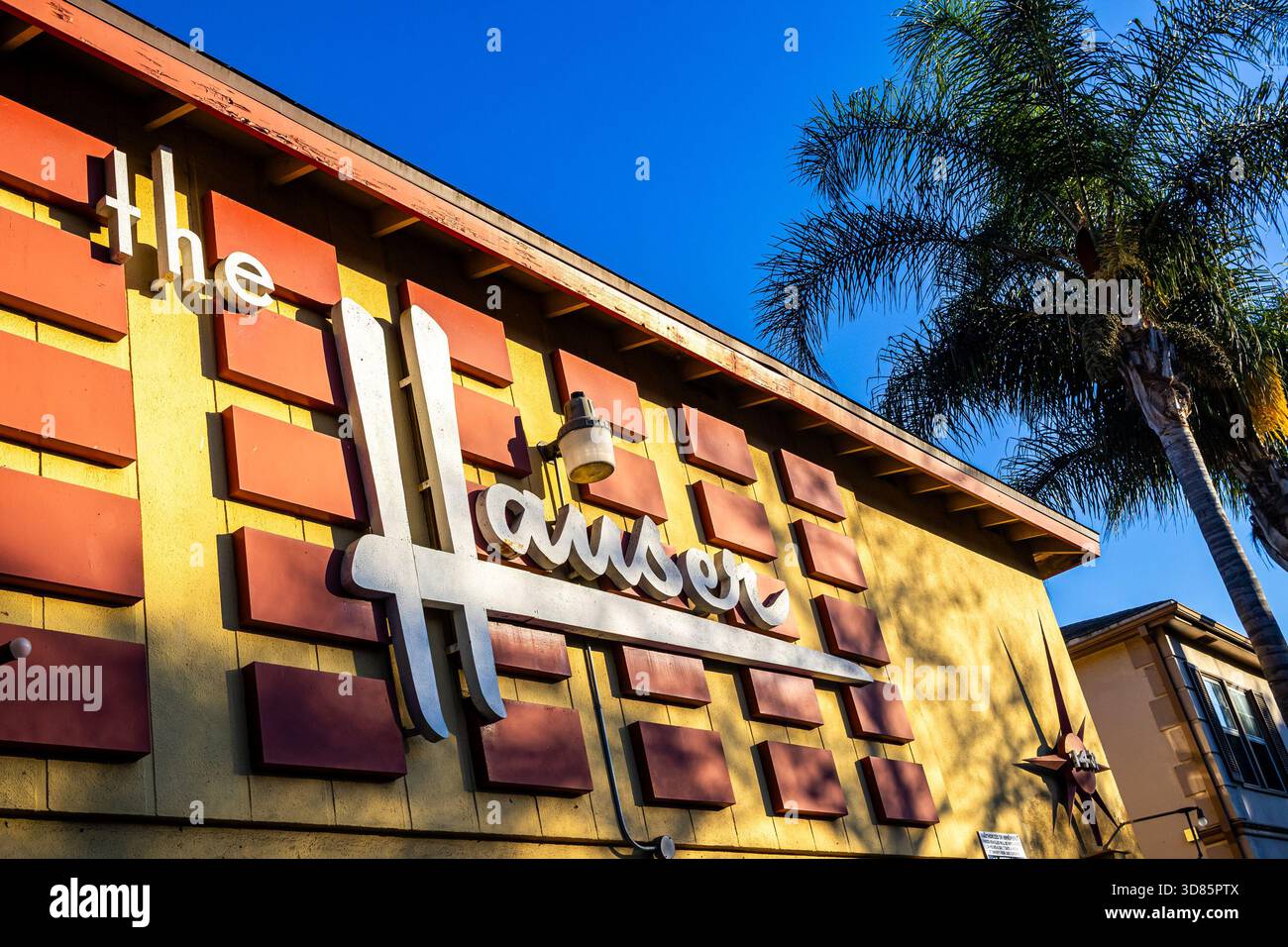 Moderno edificio di appartamenti Googie Dingbat della metà del secolo, The Hauser a Los Angeles, California, con testo e disegni dell'era spaziale in colori luminosi Foto Stock