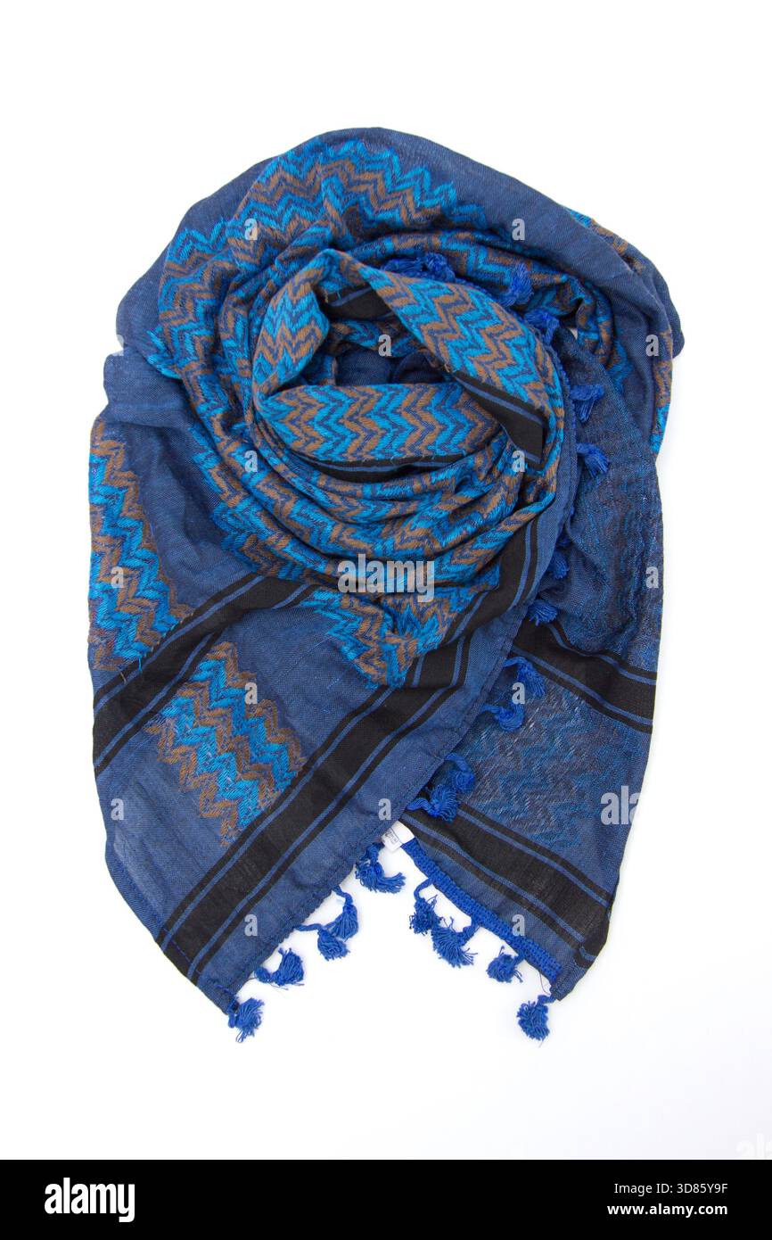 Sciarpa araba blu isolata su sfondo bianco Foto Stock