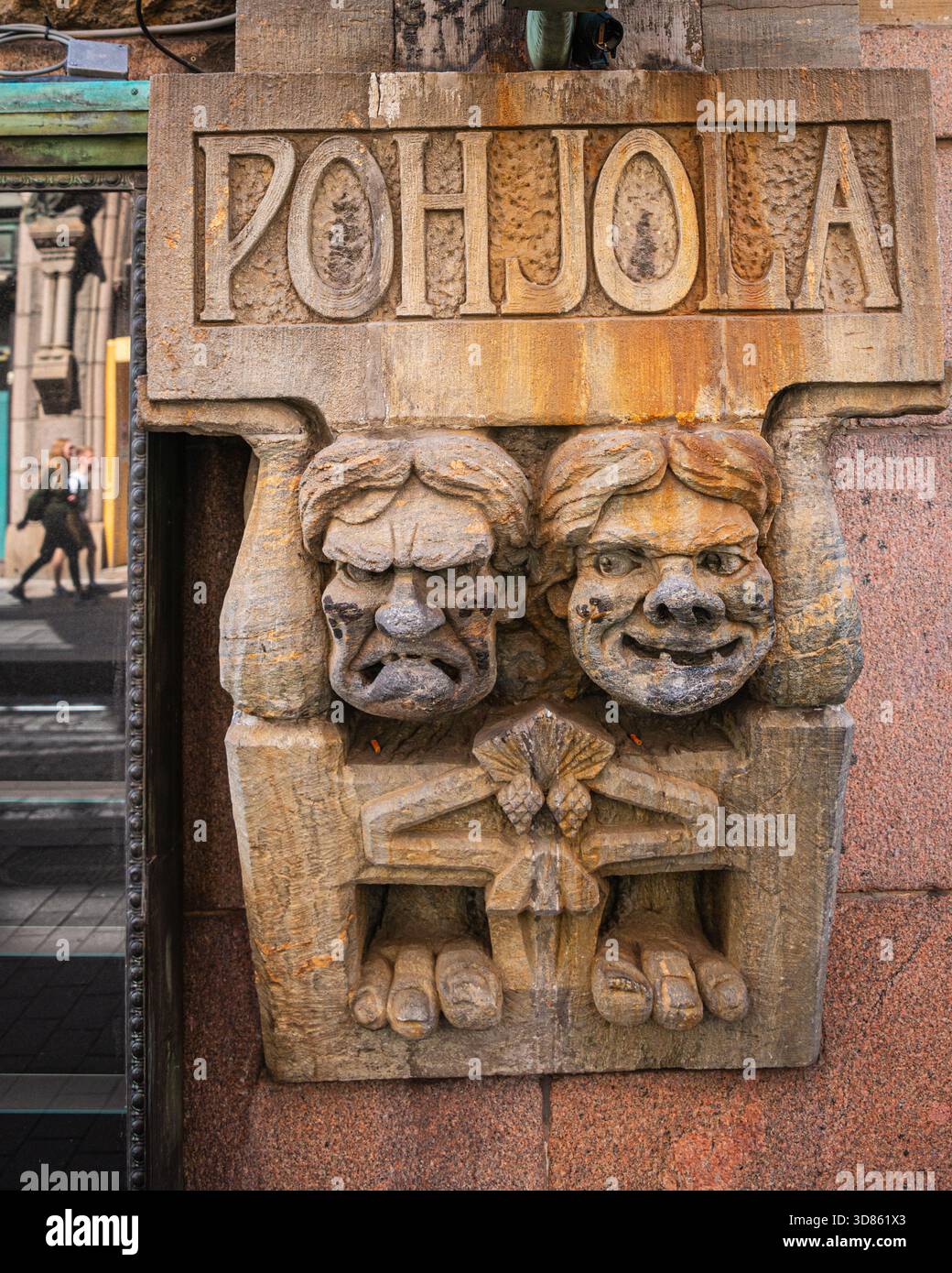 Sculture mitiche di bestie sull'edificio dell'assicurazione Pohjola, Helsinki, Finlandia Foto Stock