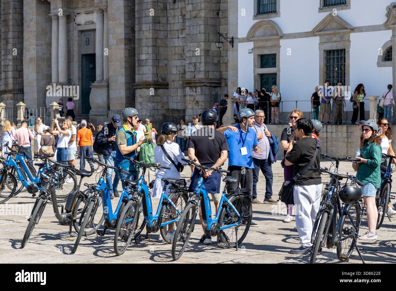 Tour in bici del centro di Porto, i turisti in un tour in bicicletta con guida turistica si fermano fuori dalla cattedrale di Porto del XII secolo, Portogallo, Europa Foto Stock