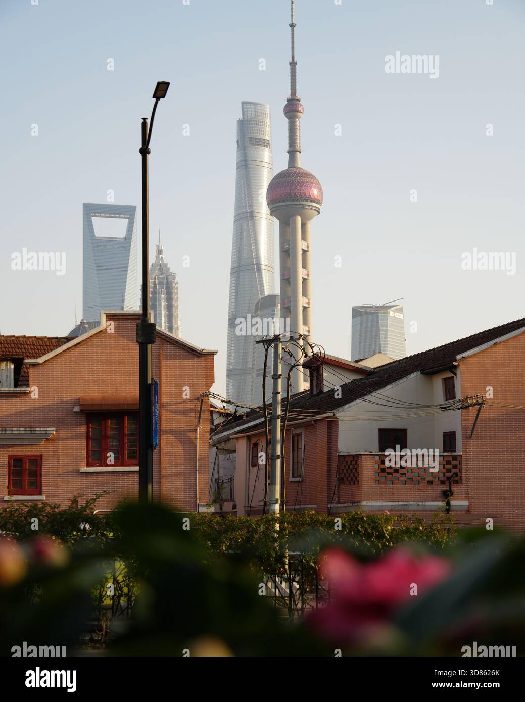 La vista dei bassi edifici e dei grattacieli si accostano a un vivace quadro urbano, mentre il passato della città incontra il suo futuro, Shanghai, Chin Foto Stock