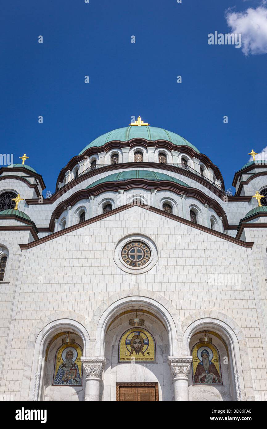 Belgrado, Serbia, 13.06.22. Chiesa di San Sava vista ad angolo basso con facciata in marmo bianco, colonne e mosaico dorato di San Sava, Gesù Cristo. Foto Stock