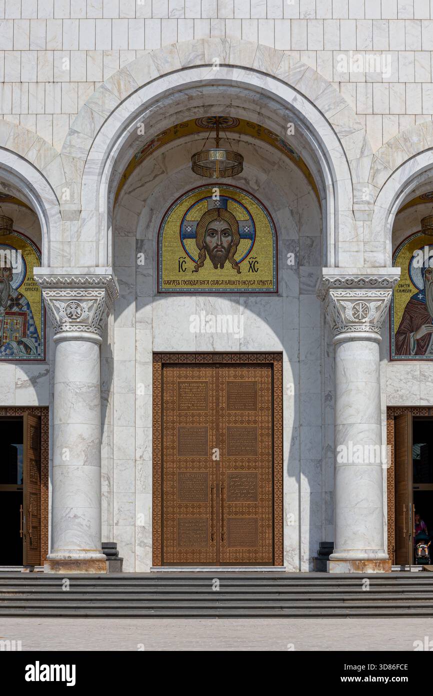 Belgrado, Serbia, 13.06.22. Ingresso principale alla Chiesa di San Sava con facciata in marmo bianco, colonne e mosaico dorato di Gesù Cristo. Foto Stock