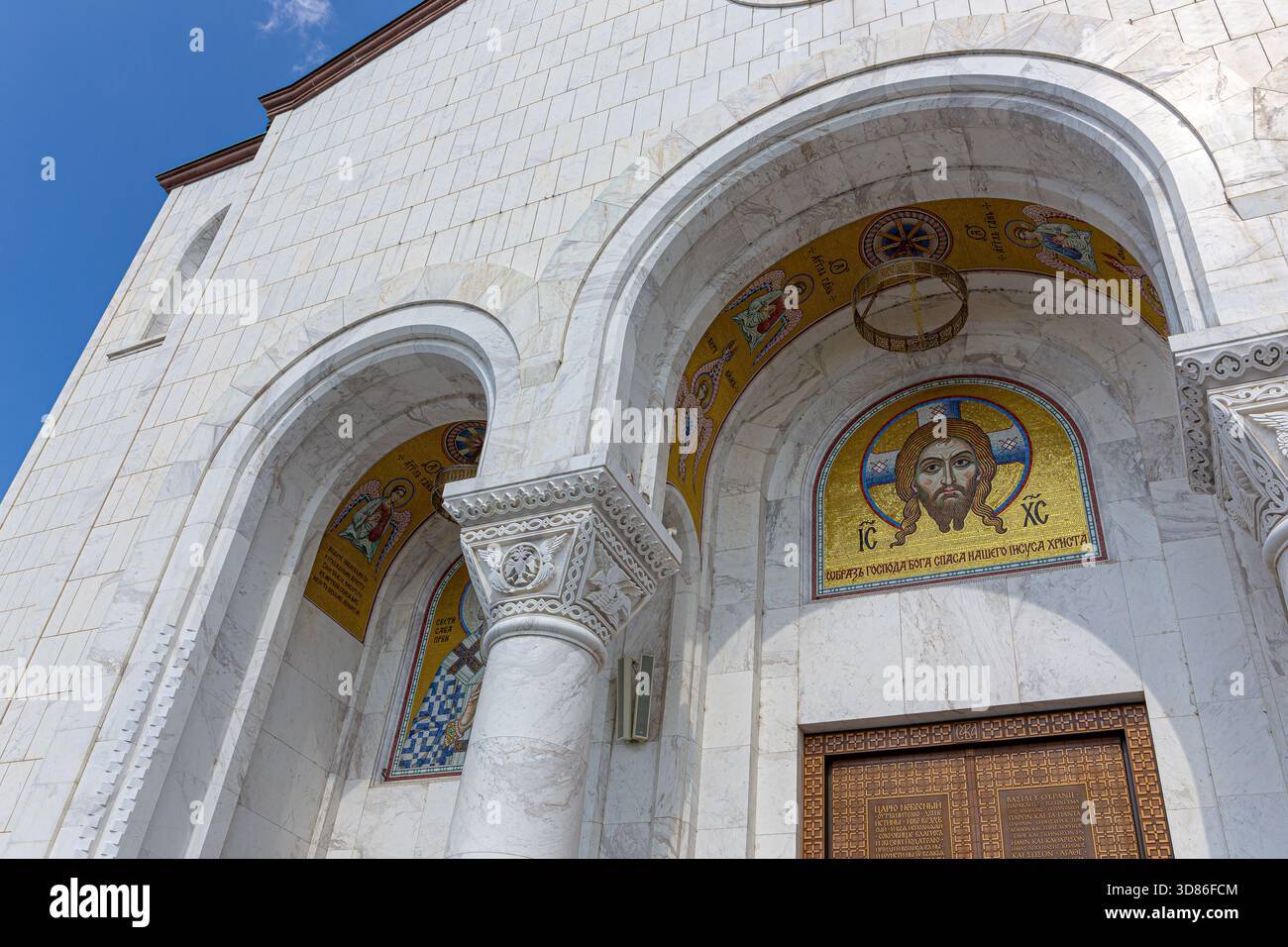Belgrado, Serbia, 13.06.22. Ingresso principale alla Chiesa di San Sava con facciata in marmo bianco, colonne e mosaico dorato di Gesù Cristo. Foto Stock
