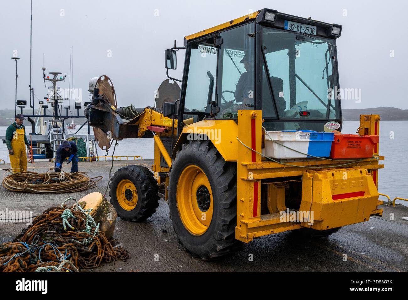 L'equipaggio del peschereccio da pesca "Laetitia" ripara reti prima di una bordata di pesca di 6 giorni a Schull, West Cork, Irlanda. Foto Stock