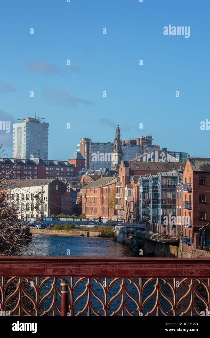 Leeds City Skyline in un giorno autunnale croccante e luminoso, Leeds, West Yorkshire, Inghilterra, novembre 2025. Foto Stock