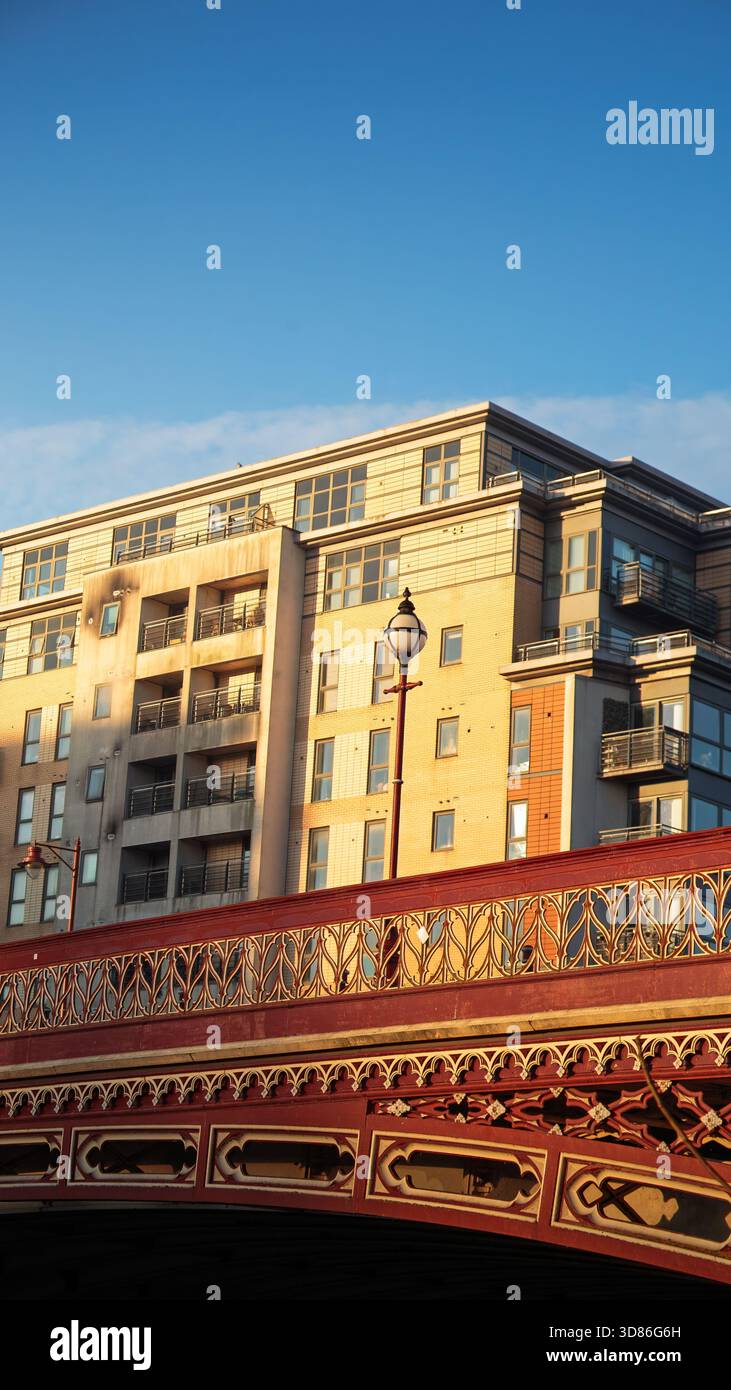 Leeds City Skyline in un giorno autunnale croccante e luminoso, Leeds, West Yorkshire, Inghilterra, novembre 2025. Foto Stock
