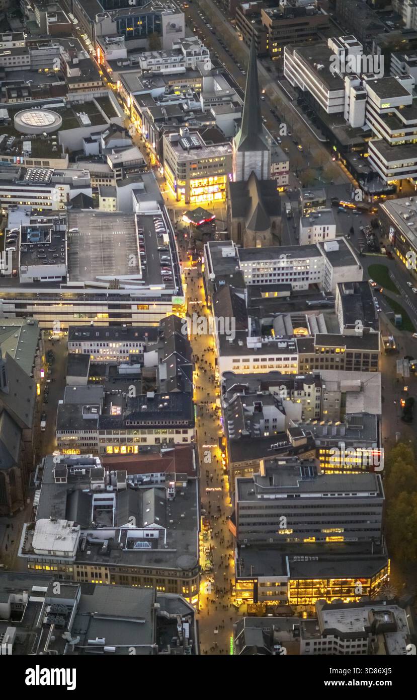 Dortmunder Westenhellweg, strada commerciale con illuminazione, vista notturna, Dortmund, zona della Ruhr, Renania settentrionale-Vestfalia, Germania, DEU, Europa, vista aerea, b Foto Stock