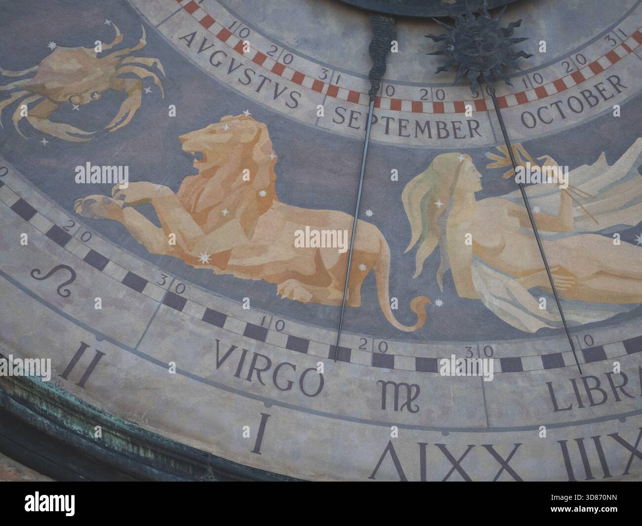 Cremona, Italia 3 ottobre 2025 Orologio astronomico con segni zodiacali cancro, Leone, Vergine e mesi di calendario agosto, settembre, ottobre a Torrazzo BE Foto Stock