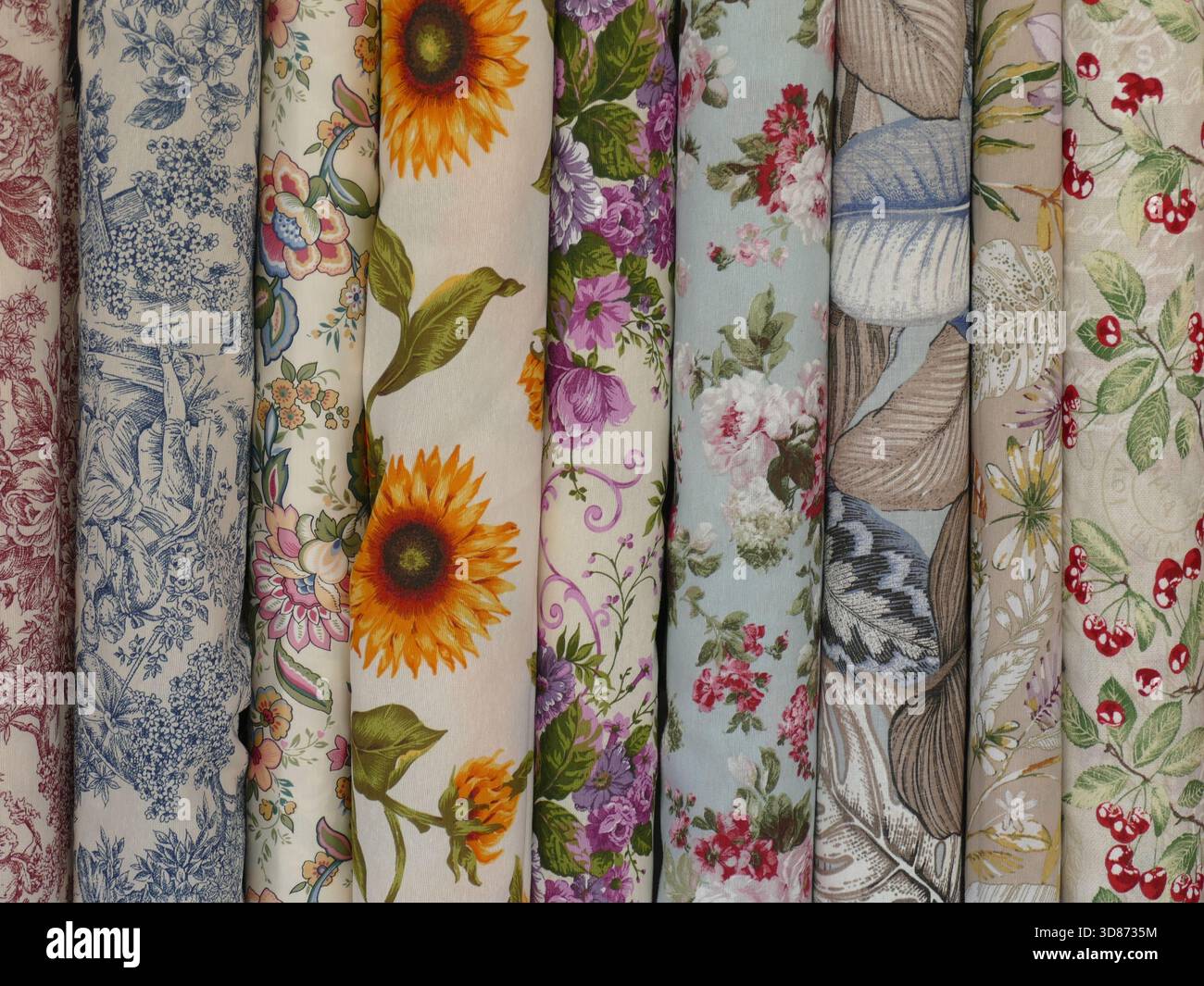 SALONICCO, GRECIA - 10 MAGGIO 2025 - rotoli di tessuti multicolore che mostrano disegni botanici e naturalistici Foto Stock