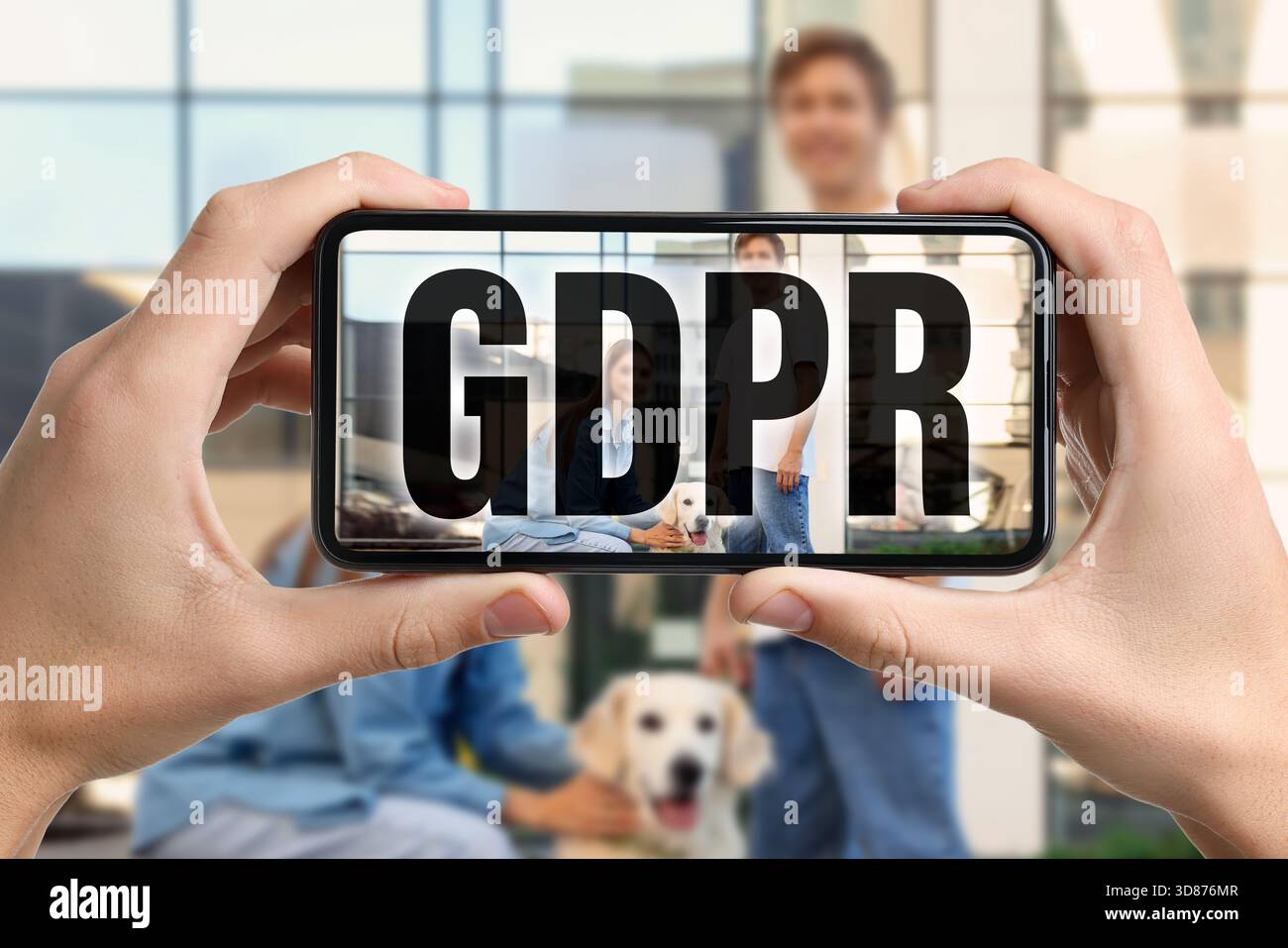 Regolamento generale sulla protezione dei dati. Uomo che scatta foto di una coppia con un cane all'aperto, primo piano. Abbreviazione GDPR sullo schermo dello smartphone. Sicurezza della privacy Foto Stock